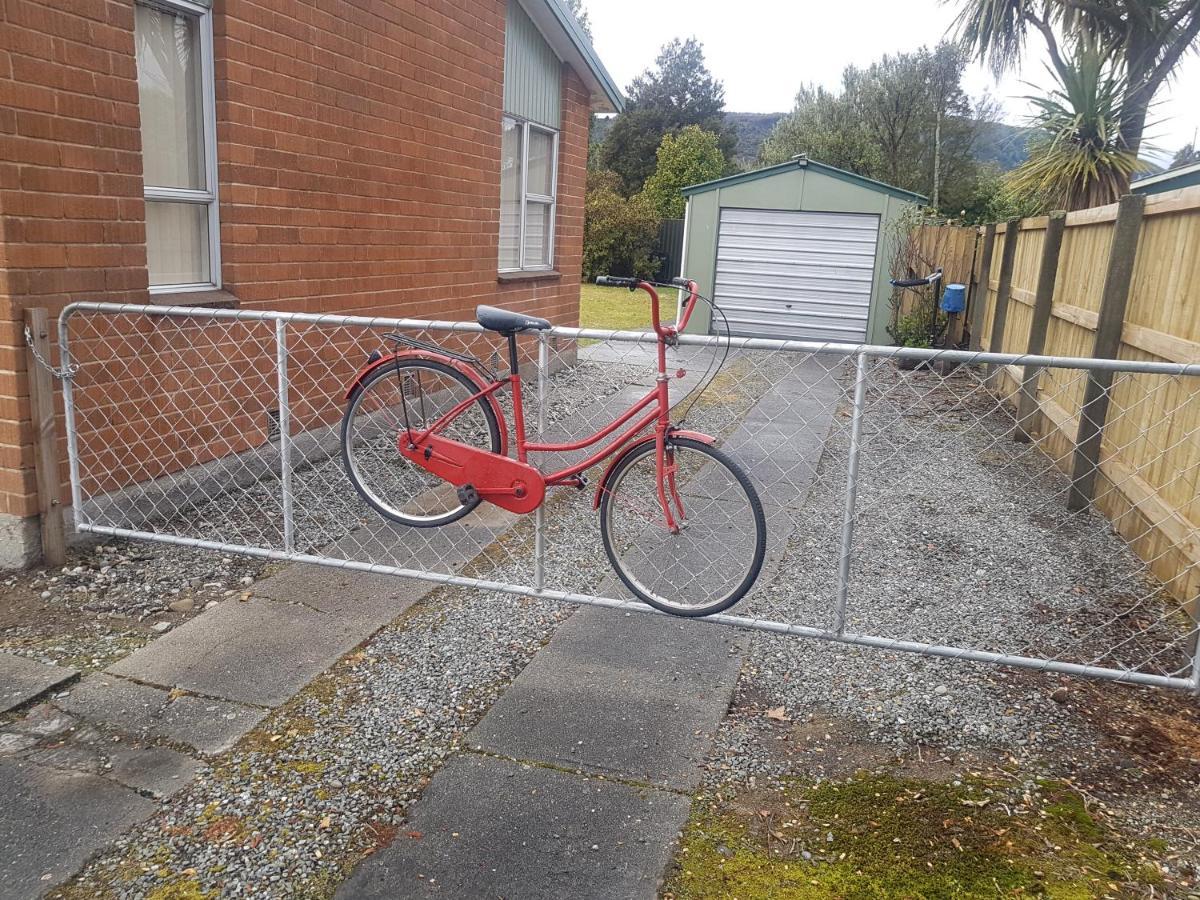 Villa Little Red Riding Hood à Reefton Extérieur photo